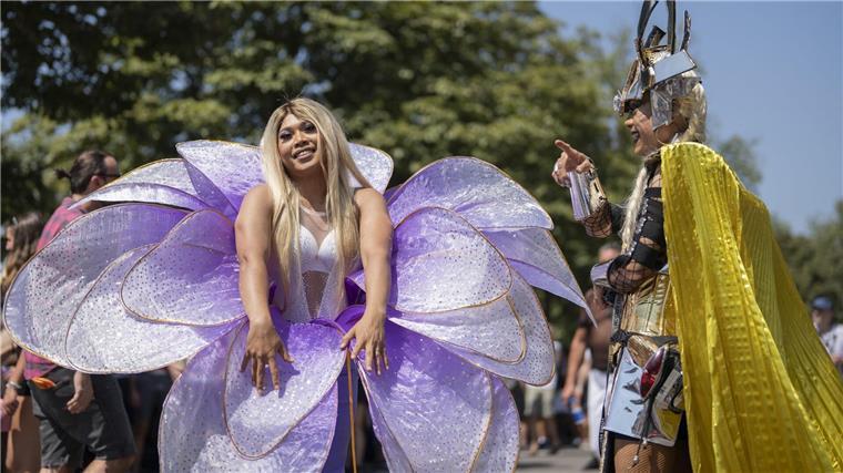 Blumen-Kostüme waren erlaubt; einige Bienenvölker wurden wegen der Parade umgesiedelt.