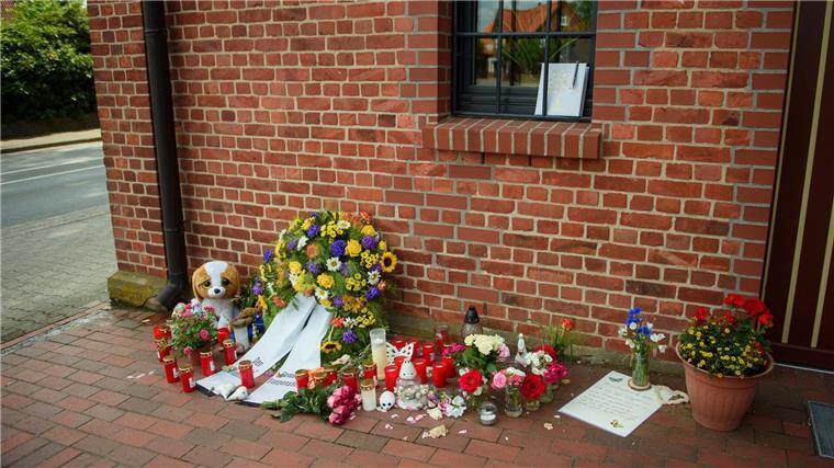 „Sind damit nicht allein“: Gottesdienst nach Radlader-Unfall Blumen, Stofftiere und Kerzen liegen vor dem Haus der Gemeindeverwaltung Toppenstedt.