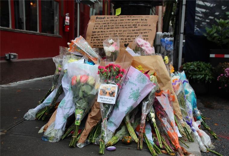 Trauer um „Friends“-Star Matthew Perry Blumen und Botschaften im Gedenken an Matthew Perry vor dem „Friends“-Haus in New York.