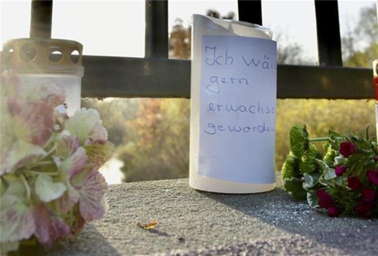 Zeugen im Fall des toten Jungen aus Rotenburg gesucht Blumen und Kerzen an der Amtsbrücke. Nur noch tot konnte ein vierjähriger Junge am 5. November aus der Wümme geborgen werden. Gegen seine Mutter wird ermittelt. Polizei und Staatsanwaltschaft hoffen auf Hinweise von Zeugen.