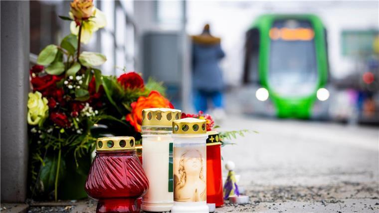 Blumen und Kerzen liegen an einem Bahnsteig der Stadtbahnhaltestelle „Fiedelerstraße“.