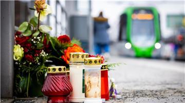 Blumen und Kerzen liegen an einem Bahnsteig der Stadtbahnhaltestelle „Fiedelerstraße“.