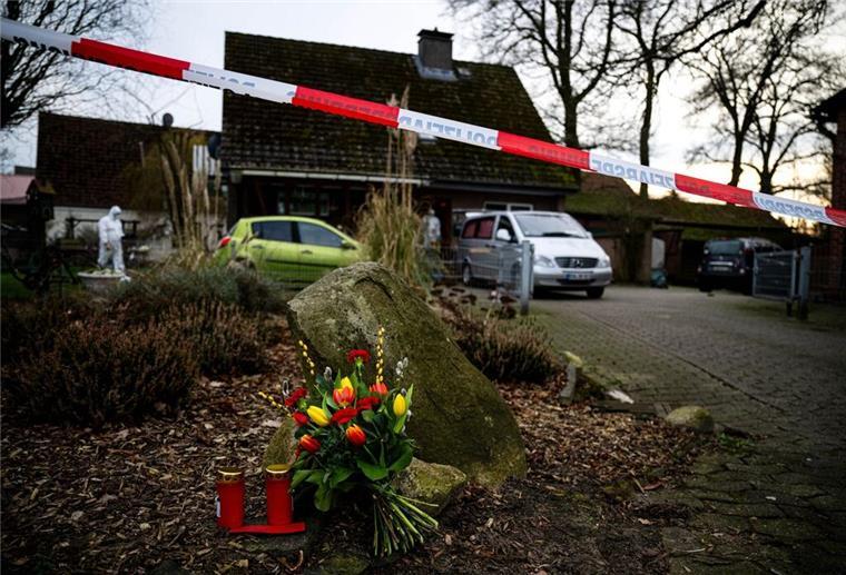 Nach dem Blutbad im Kreis Rotenburg steht fest: Waffen stammen nicht aus Bundeswehr-Beständen Blumen und Kerzen liegen vor einem Einfamilienhaus in der Gemeinde Scheeßel.