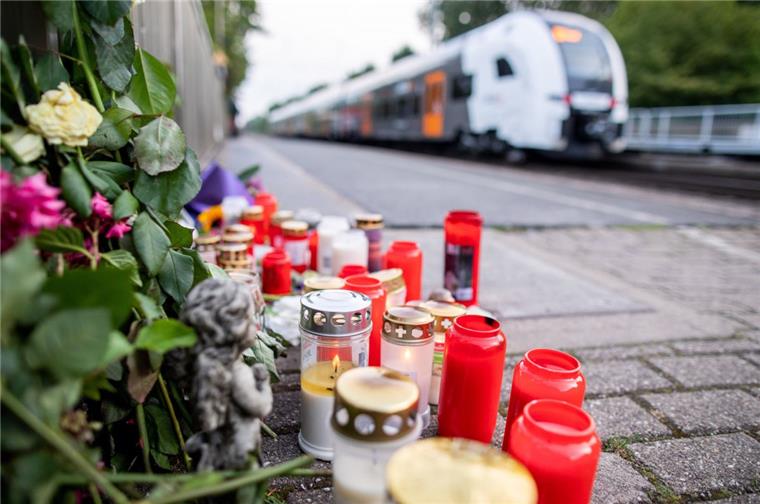 Frau in Voerde vor Zug gestoßen - Prozess beginnt Blumen und Kerzen stehen am Bahnsteig. Eine Frau wird in Voerde völlig unvermittelt vor einen einfahrenden Zug gestoßen. Sie wird überrollt und stirbt. Jetzt beginnt die juristische Aufarbeitung.