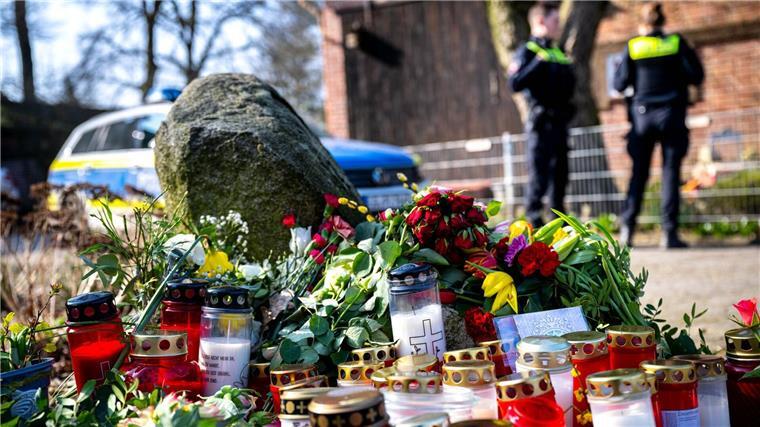 Taucher finden nach Gewalttat Beweismittel Blumen und Kerzen vor einem Einfamilienhaus.
