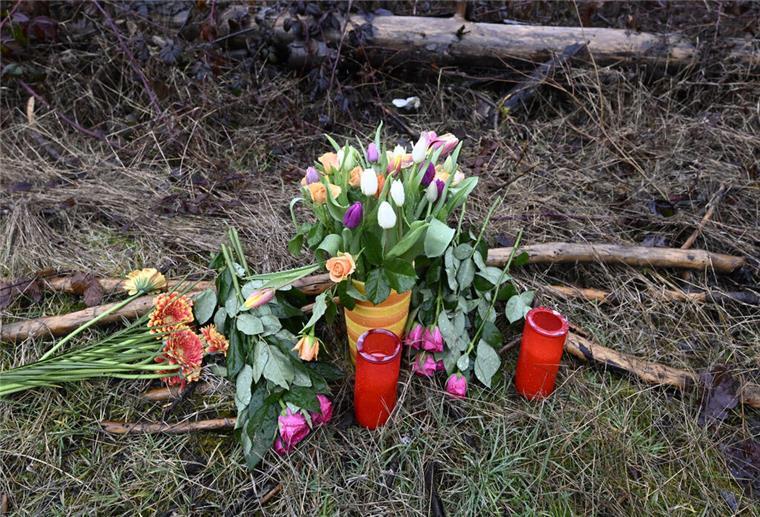 Mädchen nach Tötung Zwölfjähriger nicht mehr bei ihren Familien Blumen und Kerzen wurden am Fundort des getöteten Mädchens Luise niedergelegt.
