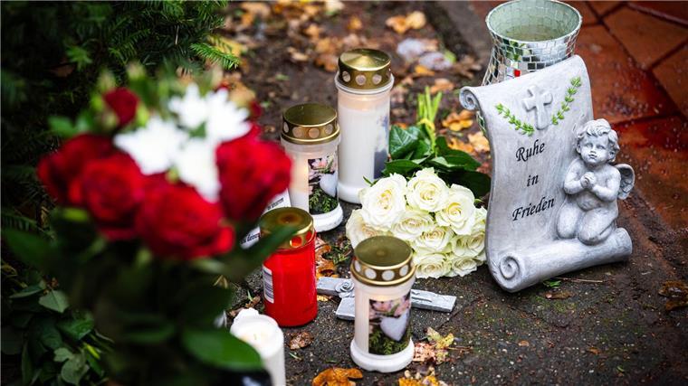 Frau in Bremen erstochen – Ex-Partner auf der Flucht Blumen und Kerzen wurden am Tatort im Bremer Stadtteil Obervieland abgelegt.