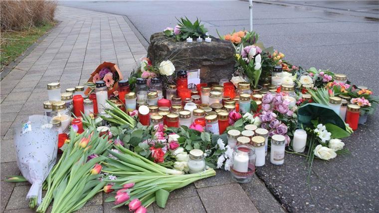 Schülerin erstochen: Mordanklage gegen 18-Jährigen Blumen und Kerzen zum Gedenken an das Opfer liegen vor einer Schule. Bei der Gewalttat in der Schule ist nach Angaben der Polizei eine Schülerin von einem Schüler getötet worden.