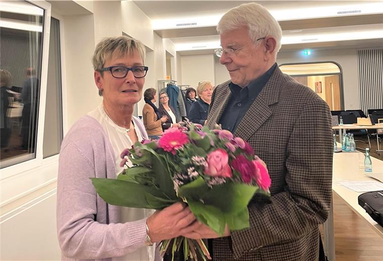 Tarmstedt: Hella Rosenbrock ist neue Bürgermeisterin Blumen vom Vorgänger: Wolf Vogel gratuliert Hella Rosenbrock. Die 58-Jährige ist neue Bürgermeisterin in Tarmstedt.