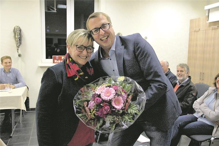Friedhelm Brunckhorst ist neuer Bürgermeister in Anderlingen Blumen zum Abschied für die langjährige Weggefährtin im Gemeinderat: Irene Barth und ihr Nachfolger Friedhelm Brunckhorst.