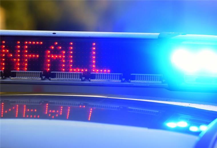 19-Jähriger verliert Kontrolle bei Tempo 170 und stürzt Böschung hinab Auf einem Polizeifahrzeug warnt eine Leuchtschrift vor einer Unfallstelle.