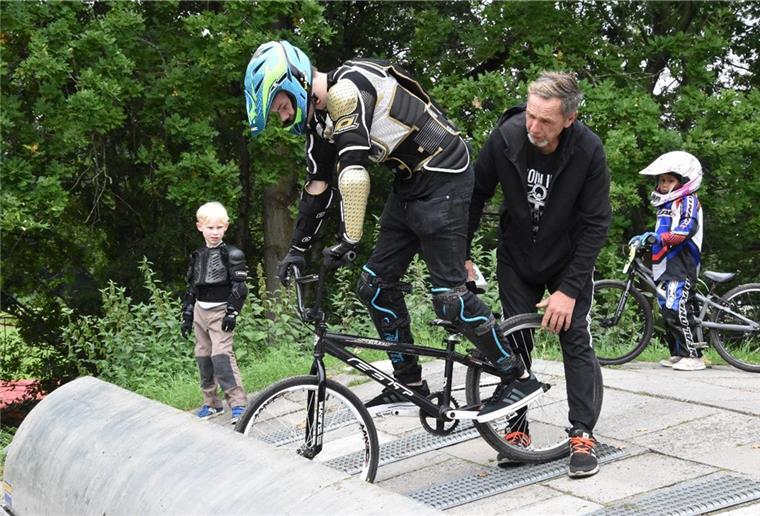 Fahrrad fahren - nur ganz anders BMX-Coach Frank Sulzbach weist Julian Röben geduldig in die richtige Haltung auf dem BMX-Rad ein. Das ist wichtig, denn wenn die Rampe fällt, geht es steil bergab und das BMX-Rad nimmt flott Fahrt auf.