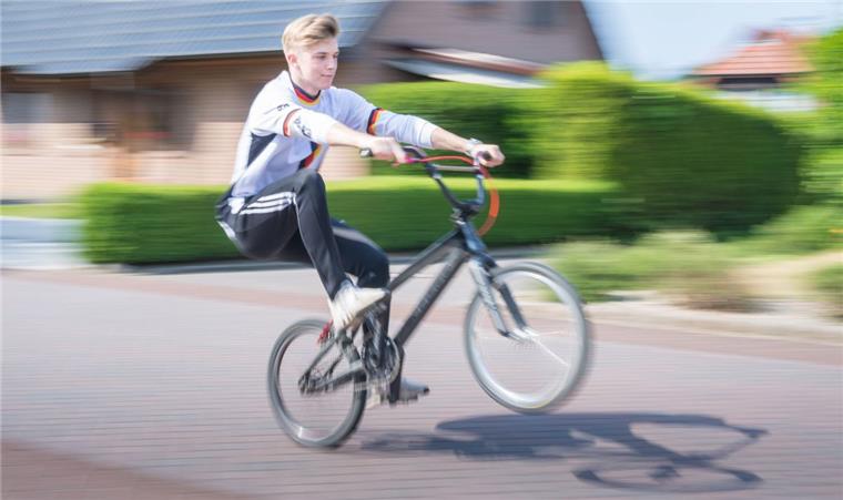 BMX-Crack: Dieser Bremerhavener holt Bronze BMX-Rad-Fahrer Sebastian Nötzel wurde Dritter bei der deutschen Meisterschaft. Foto: Hartmann