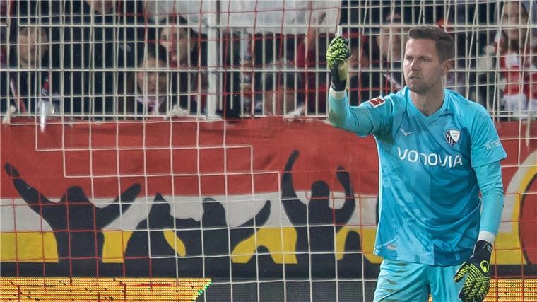 Feuerzeugwurf-Eklat um Union: Bochum darf 2:0-Sieg behalten Bochums Keeper Patrick Drewes hält das Feuerzeug hoch, das ihn getroffen hat.