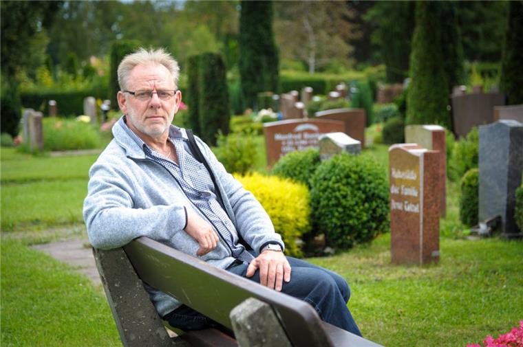 Bodo Mahlstedt will, dass die Täter gefunden werden, die für die Friedhof-Verwüstung in Bremerhaven-Geestemünde verantwortlich sind.