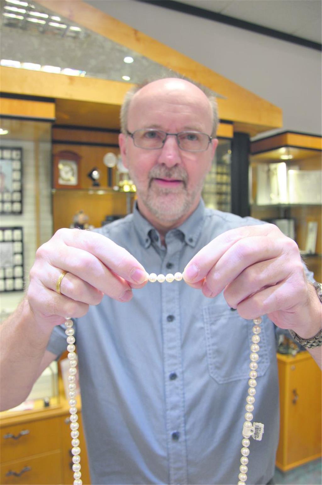 Bodo Mangels (Foto: Schoener), Juwelier aus Bad Bederkesa, hat bislang kräftig der belgischen Nationalmannschaft die Daumen gedrückt. „Die spielen so einen erfrischenden Fußball“, sagt er. Und eine starke Viererkette haben sie auch. Nun weist dieser Begriff aus dem Sportjargon durchaus inhaltliche Parallelen zur Perlenkette auf, die Bodo Mangels an diesem Morgen aus der Glasvitrine holt: Beide können ordentlich glänzen und sind sehr stabil. Sie halten zusammen, was zusammengehört. Im Fußball bezeichnet die Viererkette ein Spielsystem, in dem vier Mann auf Augenhöhe nebeneinander agieren, um dem Gegner das Durchkommen zu erschweren. Dabei entscheidet das Zusammenspiel zwischen ihnen oftmals darüber, wie sicher die Verteidigung steht. Eine Viererkette kann aber auch massiv den Angriff beflügeln. Die belgischen Kicker lieben das. Und können das. Harmonie zwischen den Akteuren ist Voraussetzung für den Erfolg. Blickt man ein paar Jahrzehnte zurück, so lässt sich eine spieltaktische Entwicklung nachvollziehen. Demnach hat die Viererkette den klassischen Libero abgelöst. Der agierte seinerzeit ohne direkten Gegenspieler hinter den Verteidigern. Franz Beckenbauer, den viele Fußballfans in Deutschland gern als „Kaiser Franz“ verehren, wurde auf dieser Position berühmt. Was hat er wohl zur Viererkette von Jogis Jungs gesagt? (as)