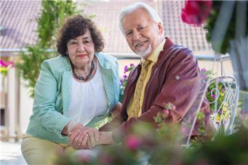 Bodo und Renate Schulz aus Bremerhaven feiern ihre diamantane Hochzeit mit rund 50 Personen im Haus am Blink. Für das Erinnerungsfoto nahmen die beiden Blumenliebhaber Platz auf ihrem Balkon. 