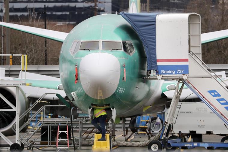 Boeing setzt Produktion von Unglücksflieger 737 Max aus Boeing setzt die Produktion des Krisenjets 737 Max ab Januar vorübergehend aus.