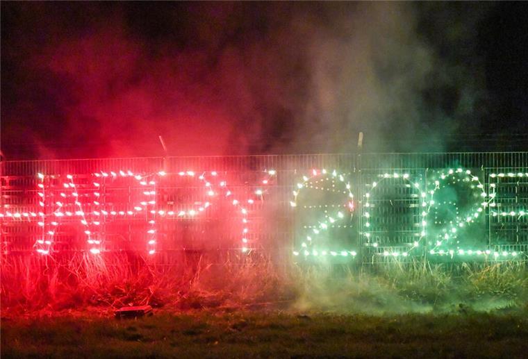 Feuerwerk an Silvester: Muss das sein? Jetzt abstimmen! Die Firma Comet führt wieder ein Musterschießen des neuesten Feuerwerkes für die Medien durch.