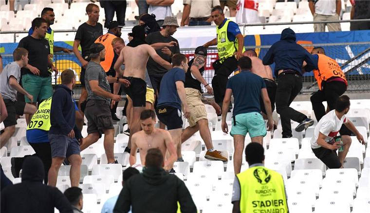 Zwei Männer aus Bokel erleben Hooligan-Terror in Marseille Böse Ausschreitungen in Marseille: Zwei Männer aus Bokel haben viel von der aggressiven Stimmung mitbekommen.