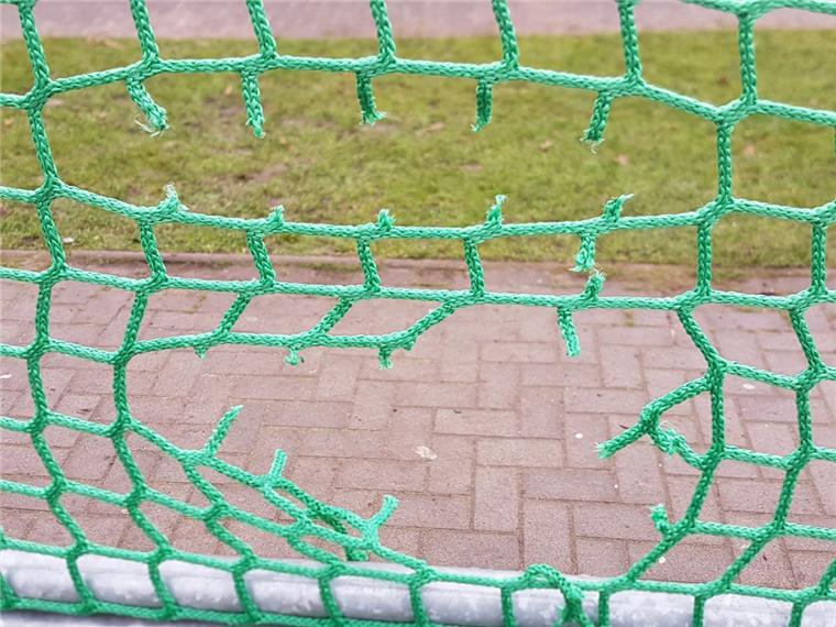 Unsportlich: Vandalismus auf dem Beverstedter Soccerplatz Böse Überraschung: Die Verantwortlichen von Verein und Gemeinde entdeckten mehrere Brandlöcher in den neuen Ballfangnetzen. Foto Struzyna
