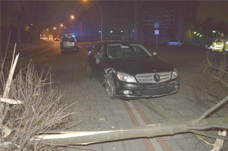 Geestemünde: Mercedes-Fahrer knallt gegen Baum und flüchtet Böser Crash in der Friedrich-Ebert-Straße.