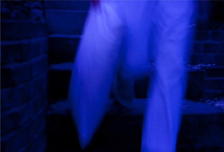 Bremerhaven: Schlafwandler sperrt sich aus Ein Mann schlafwandelt mit einem Kissen in der Hand.