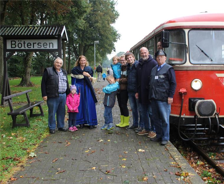 Bötersen war eines der Ziele für die Eisenbahnfreunde. Hier zu sehen: Moorexpress-Gäste mit „Königin Christine“.