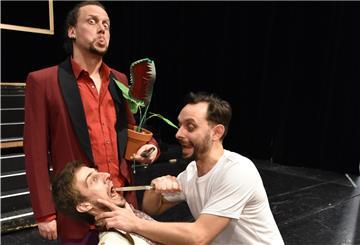Menschen auf Theaterbühne