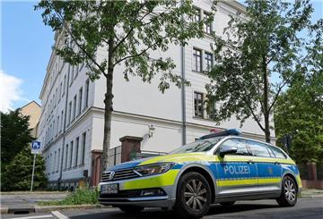  Ein Streifenwagen steht vor einer Schule in Leipzig-Reudnitz. 
