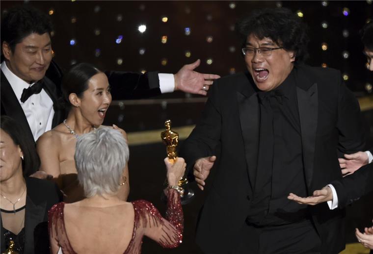 Überraschung bei den Oscars: Das sind die Gewinner Bong Joon Ho, Regisseur des Films "Parasite" nimmt den Oscar für den besten Film entgegen.