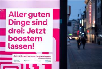 „Aller guten Dinge sind drei: Jetzt boostern lassen!“ Ist auf einem Werbedisplay in der Fußgängerzone zu lesen. Die Kampagne #ÄrmelHoch des Gesundheitsministeriums und des RKI wirbt für die Impfung gegen das Coronavirus