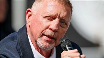 Boris Becker sieht Alexander Zverev gegen Novak Djokovic leicht im Vorteil.