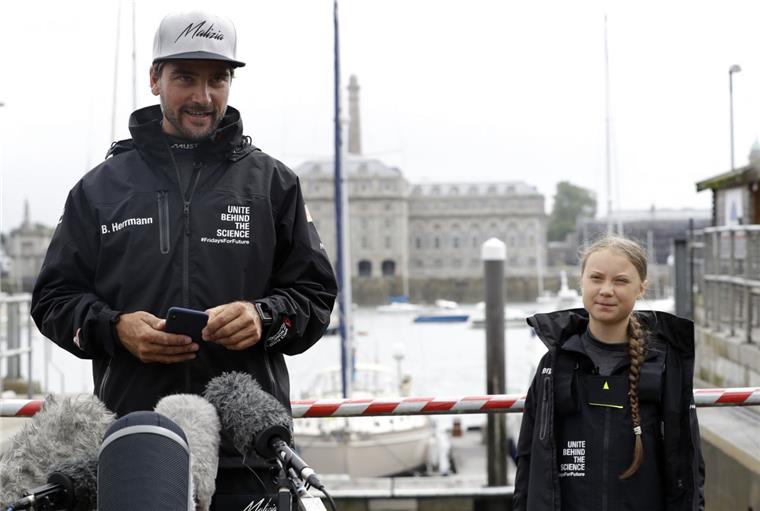 Greta Thunberg ist zu ihrer Atlantik-Überquerung aufgebrochen Boris Herrmann (links), Skipper aus Oldenburg, und Greta Thunberg, bei der Pressekonferenz vor der Abfahrt.