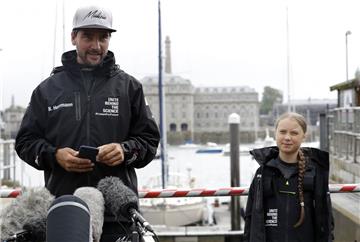 Boris Herrmann (links), Skipper aus Oldenburg, und Greta Thunberg, bei der Pressekonferenz vor der Abfahrt. 