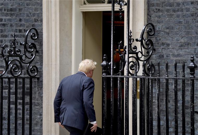 Boris Johnson, Premierminister von Großbritannien, geht zurück in die Downing Street 10, nachdem er eine Erklärung vorgetragen hatte, in der er offiziell seinen Rücktritt als Vorsitzender der Konservativen Partei erklärt hat.