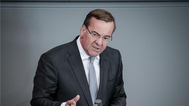 Pistorius nimmt Sudan-Rückkehrer der Bundeswehr in Empfang Boris Pistorius (SPD), Bundesminister der Verteidigung, spricht.