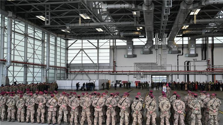 Viel Lob für Bundeswehr-Einsatz im Sudan: „Voller Erfolg“ Boris Pistorius (SPD), Verteidigungsminister begrüßt die Rückkehrer aus dem Sudan auf dem Fliegerhorst in Wunstorf in der Region Hannover.