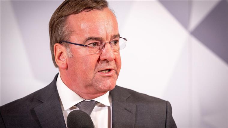Pistorius wünscht sich mehr Rückhalt für Bundeswehr Boris Pistorius (SPD), Verteidigungsminister, gibt ein Pressestatement ab.