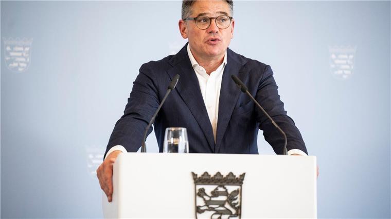 Boris Rhein (CDU), Ministerpräsident von Hessen, spricht auf einer Pressekonferenz.