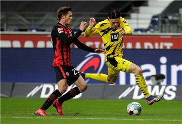 Borussia Dortmund kämpft, wie hier Nico Schulz (rechts) gegen den Frankfurter Erik Durm und Dortmunds Nico Schulz kämpfen um den Ball. 