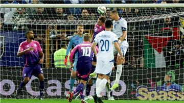 Bosniens baumlanger Angreifer Edin Dzeko (r) ist höher in der Luft als Joshua Kimmich und überwindet per Kopf Torwart Alexander Nübel.