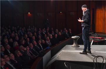Botschafter der Sail 2020: Dirk Böhling als "Hein Mück" im Stadttheater.