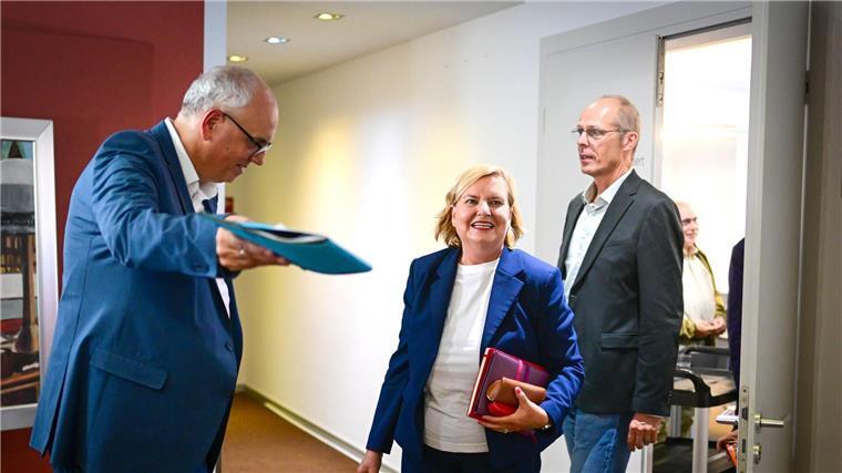 SPD-Vorstand setzt auf Högl und Rackles für Bremens Senat Bovenschulte zeigte sich erfreut über die beiden Kandidaten für den Bremer Senat.
