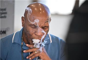 Box-Ikone und Cannabis-Unternehmer Mike Tyson raucht an einem Stand der Cannabis-Messe Mary Jane einen Joint. 