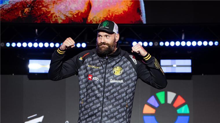 Rückkampf in Riad: Usyk und Fury bitten erneut zum Spektakel Box-Star Tyson Fury zeigt vor dem Rückkampf gegen Oleksandr Usyk in Riad seine Muskeln