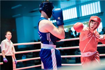 Zwei Boxer mit Kopfschutz im Ring.