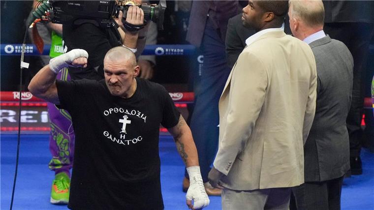 Usyk bleibt Box-König - Nächster Mega-Kampf winkt Box-Weltmeister Oleksandr Usyk (links) bekam im Ring ein Angebot für den nächsten Mega-Kampf