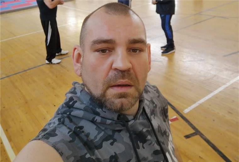 Bremerhaven: Profi-Boxer Buchmüller gewinnt Kampf gegen Kilos Boxer Eugen Buchmüller (vorne) will in diesem Jahr noch mal in den Ring steigen.