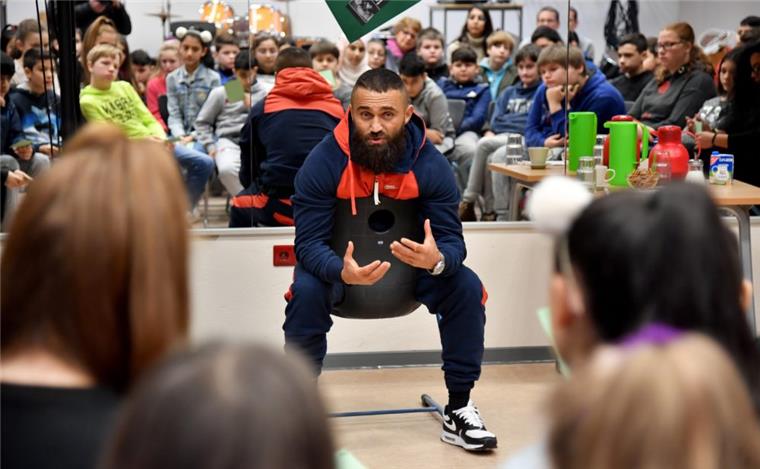 Von der Straße in den Ring: Profiboxer besucht Schüler in Bremerhaven Boxer und Ex-Fußballspieler Ünsal Arik besucht die Schule am Ernst-Reuter-Platz in Bremerhaven, um mit Schülern über seinen Sport, Erdogan und Ernährung zu sprechen.